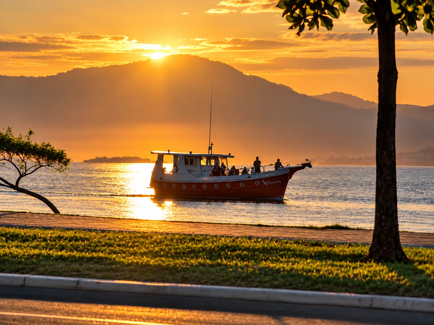 Passeio de barco pelo litoral de Florianópolis