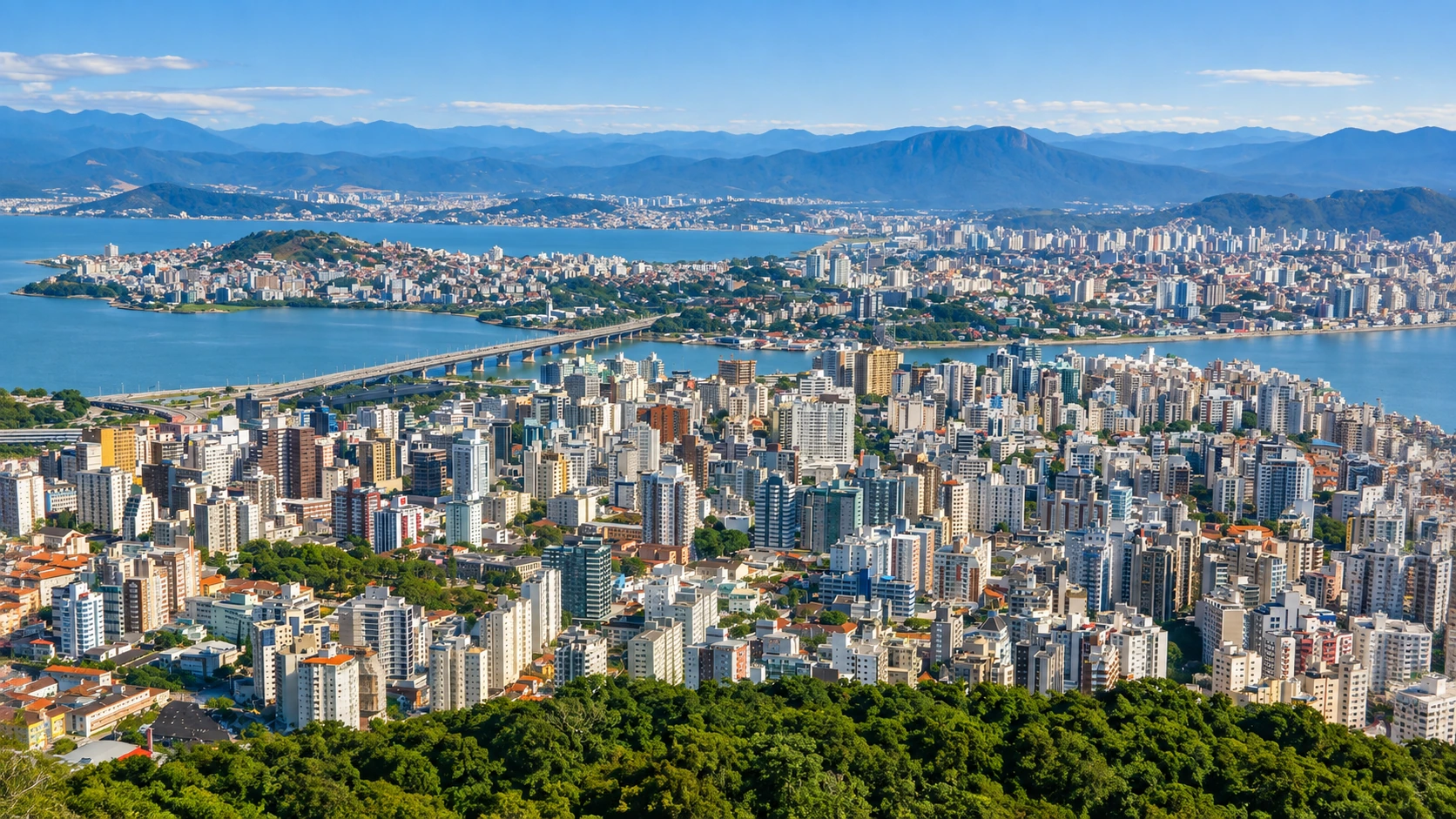 Centro de Florianópolis visto como opção de hospedagem na cidade