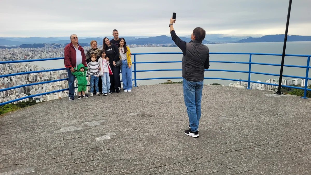 Grupo contemplando Florianópolis do alto durante uma experiência LOCAL TOUR