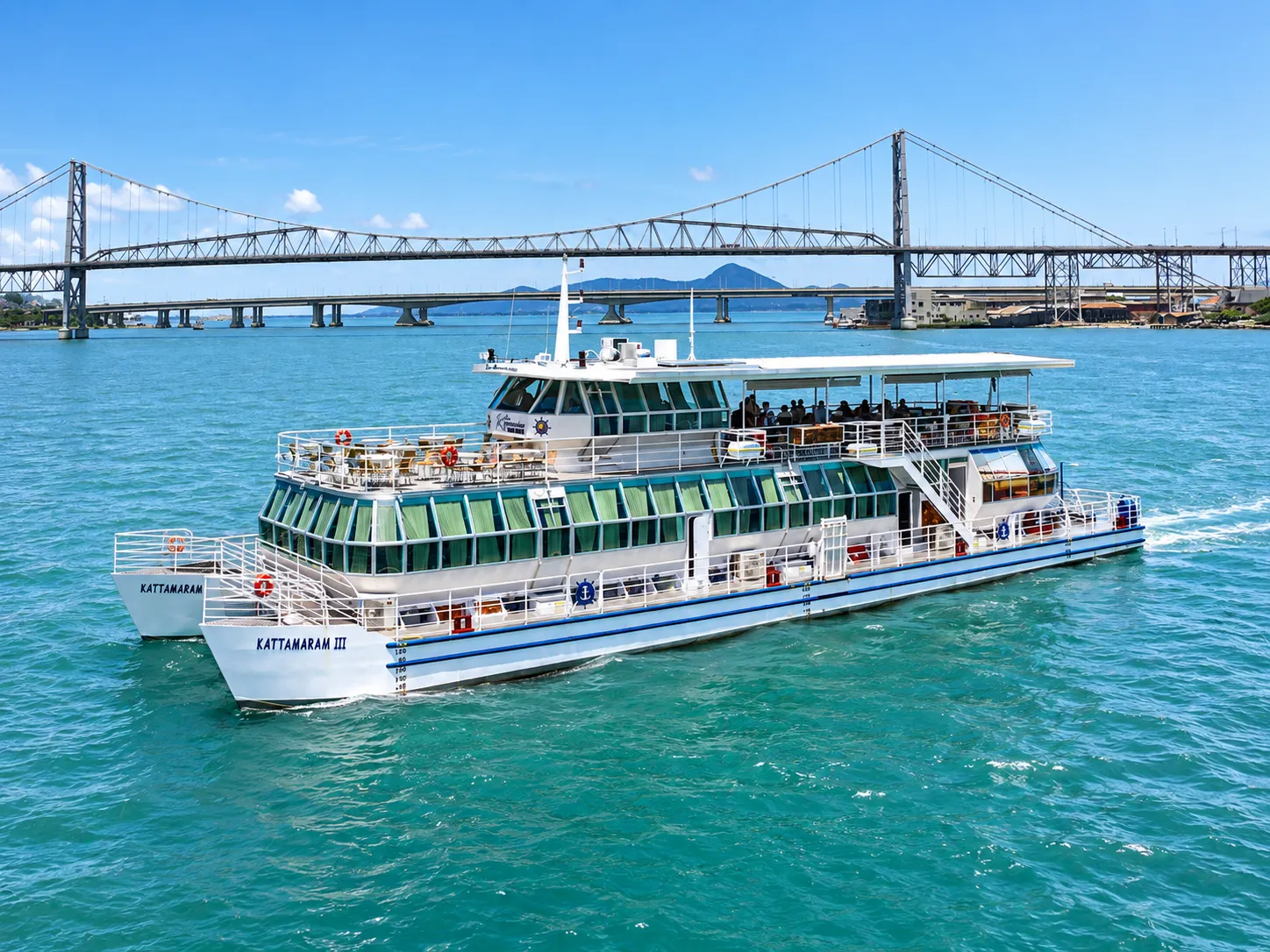 Passeio panorâmico de barco em Florianópolis