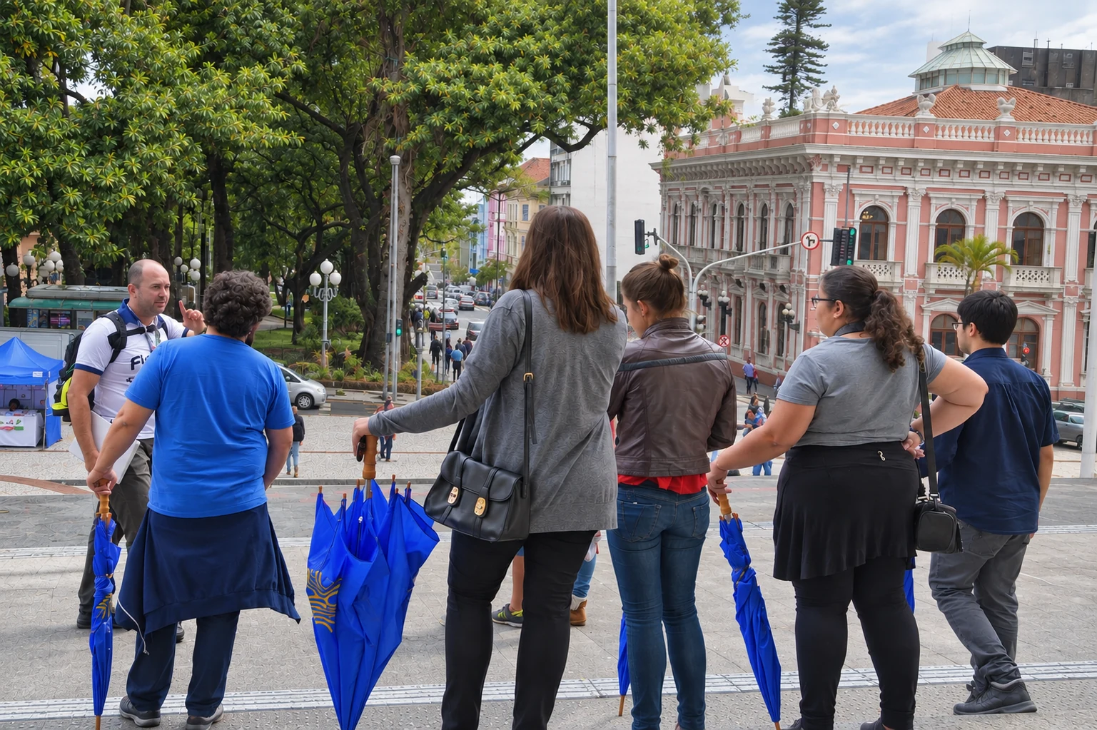 Guia conduzindo participantes pelo Centro Histórico de Florianópolis