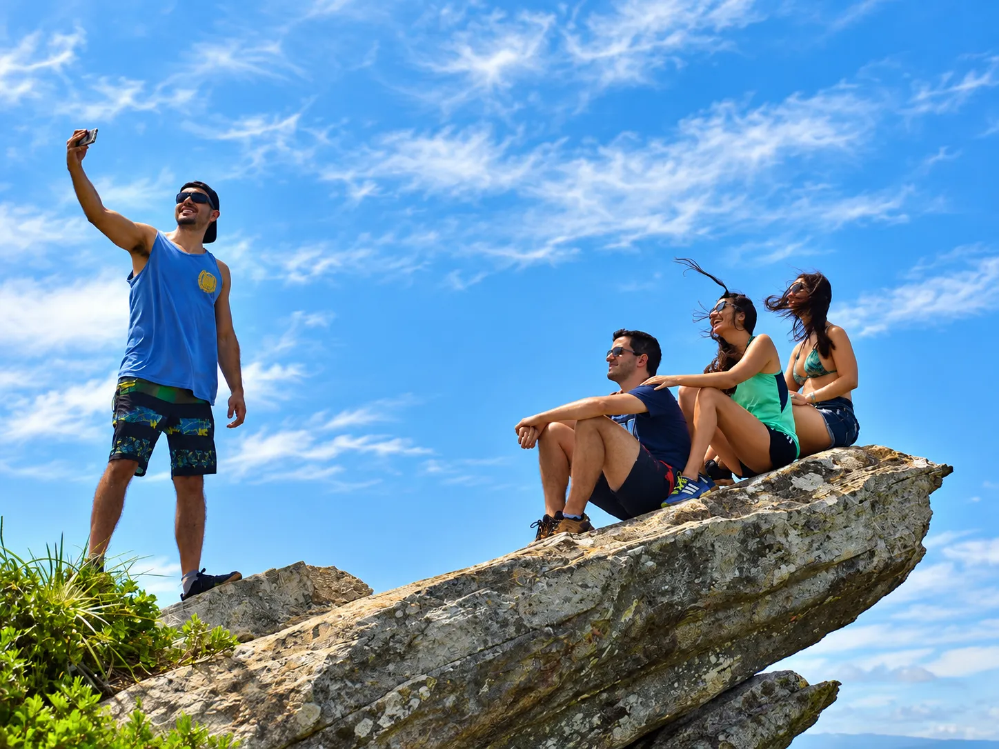 Grupo realizando trilha acompanhado por Guia de Turismo em Florianópolis