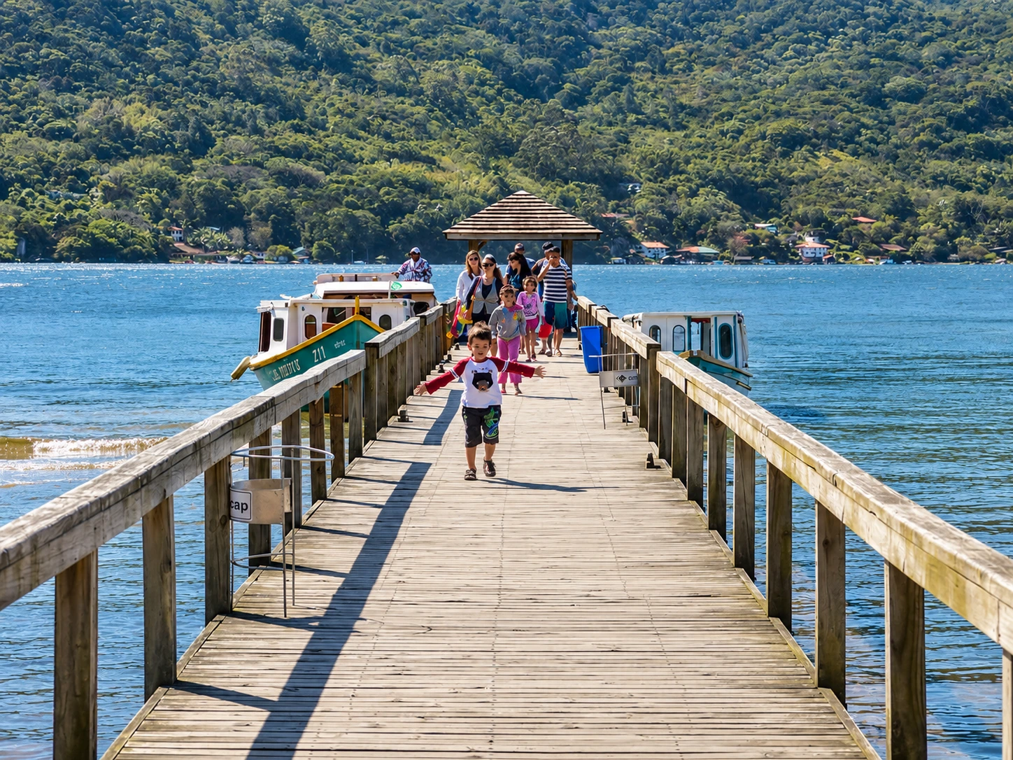 Família com crianças aproveitando um passeio em Florianópolis