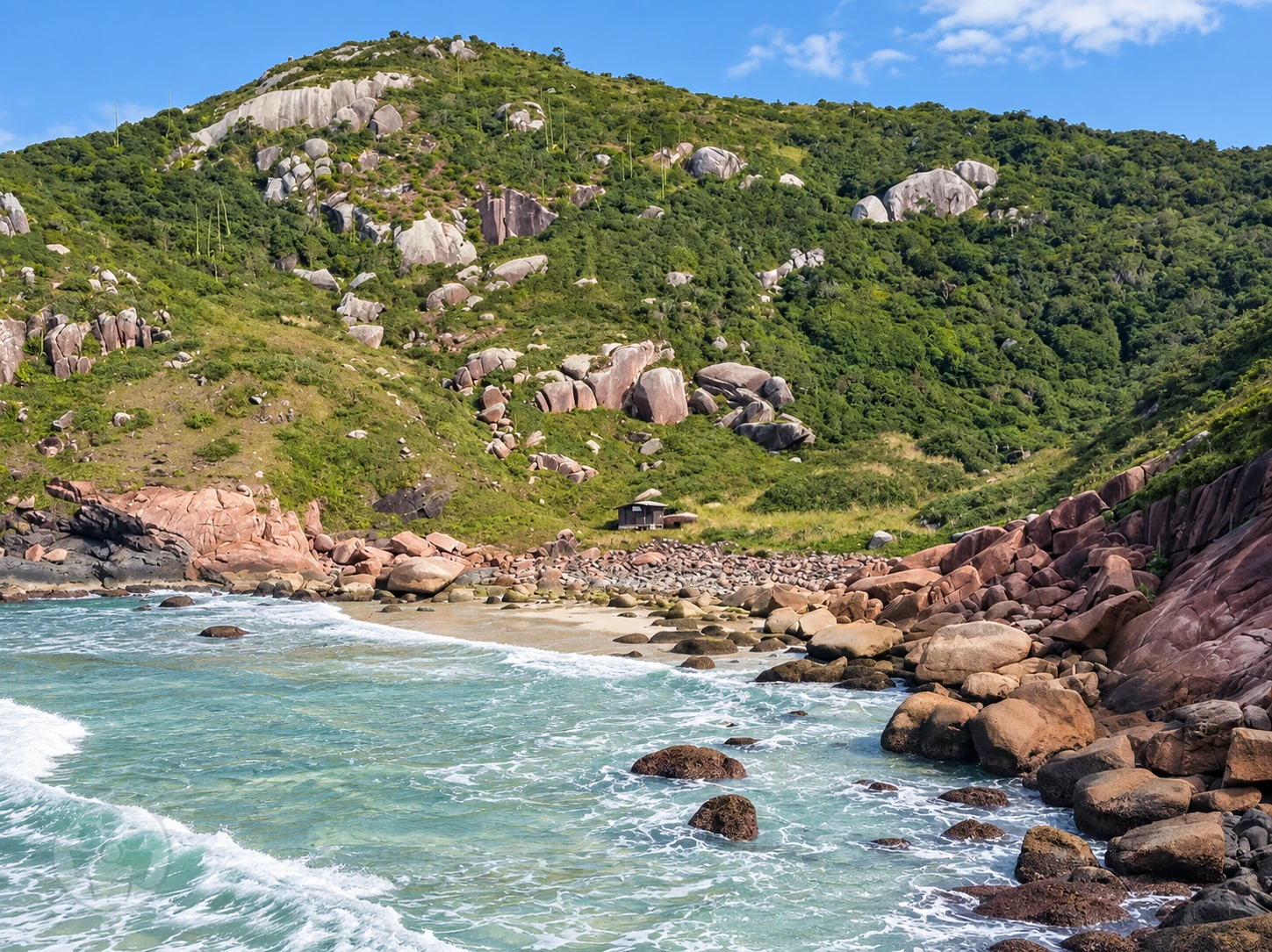 Praia preservada e pouco conhecida em Florianópolis