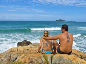 Casal na Praia do Santinho, Surf e Baleias Franca