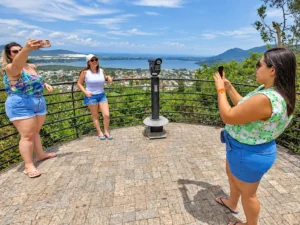 Turistas no Mirante da Lagoa da Conceição em Florianópolis